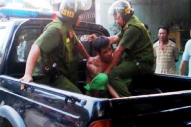 Một thanh niên bỗng dưng dọa chém người giữa đường