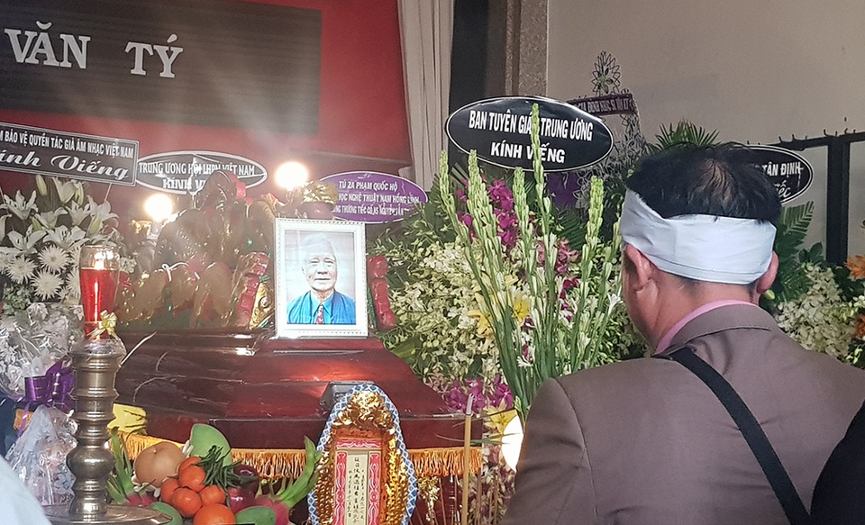 Tiễn biệt nhạc sĩ Nguyễn Văn Tý về nơi an nghỉ cuối cùng - 1 Tiễn biệt nhạc sĩ Nguyễn Văn Tý về nơi an nghỉ cuối cùng - 1