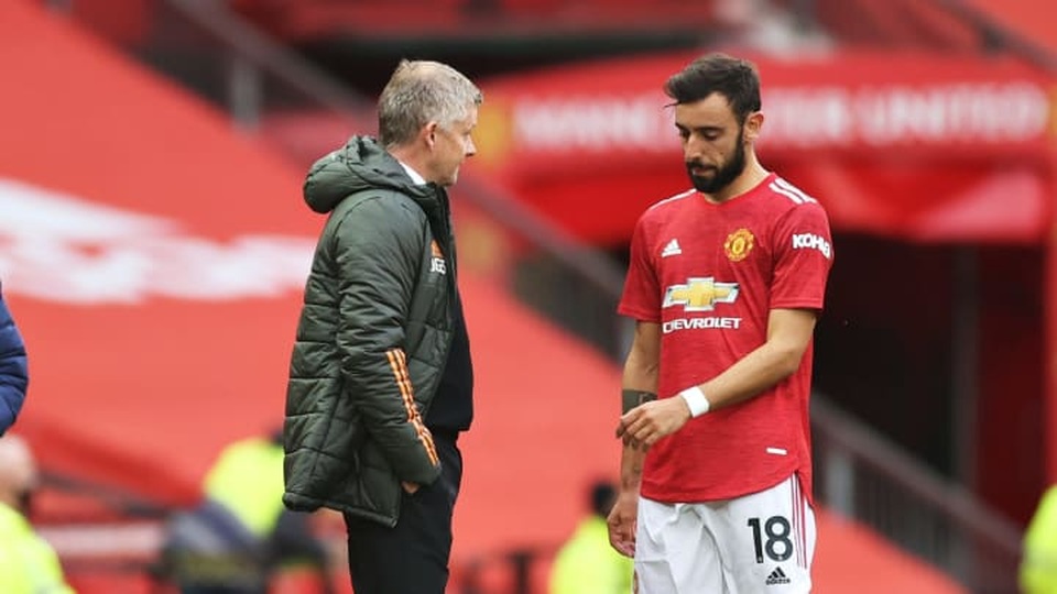 Bruno Fernandes và HLV Solskjaer cãi nhau nảy lửa trên sân - 1 Bruno Fernandes và HLV Solskjaer cãi nhau nảy lửa trên sân - 1