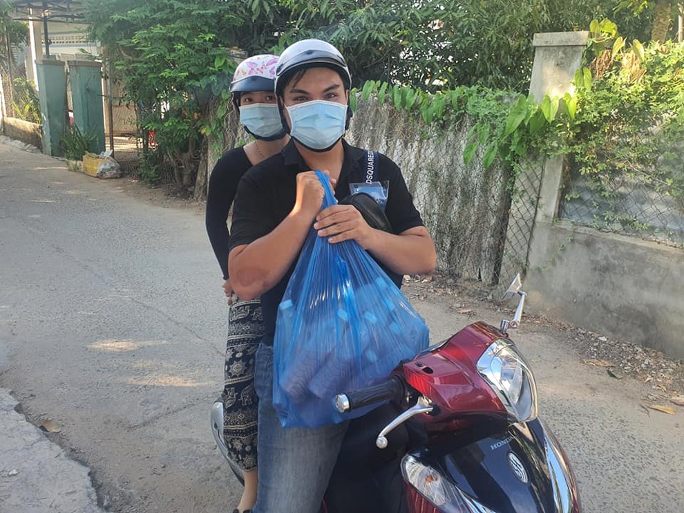 Nữ hộ lý chăm sóc bệnh nhân F0: Không nghĩ được nhiều người quan tâm vậy! - 3 Nữ hộ lý chăm sóc bệnh nhân F0: Không nghĩ được nhiều người quan tâm vậy! - 3