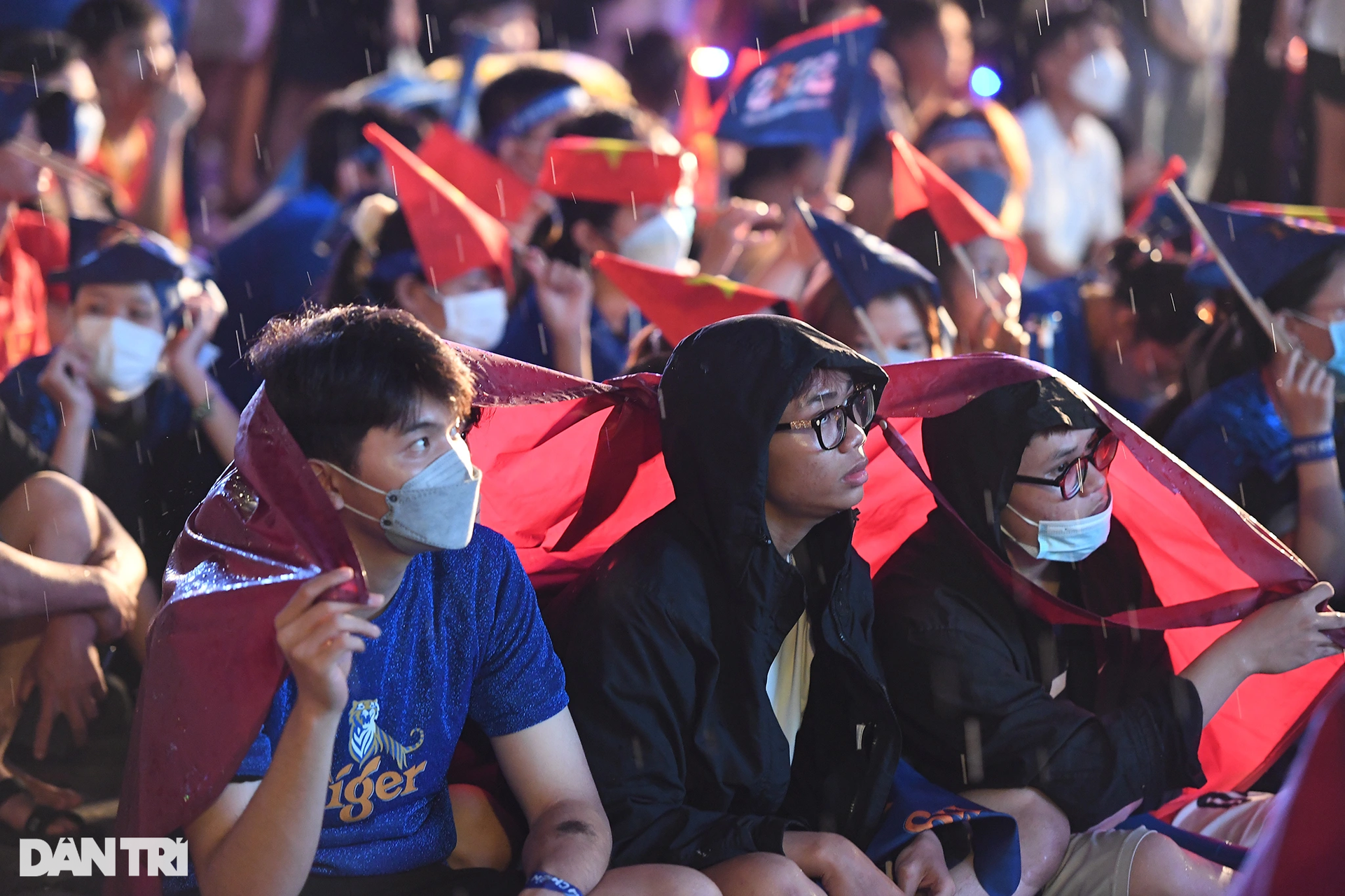 Hàng nghìn cổ động viên TPHCM đội mưa ăn mừng chiến thắng của U23 Việt Nam - 9