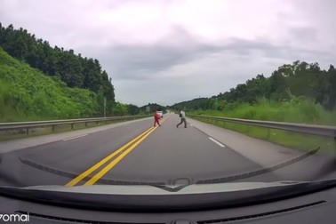 Tài xế giật mình đánh lái gấp khi thấy người đi bộ băng qua cao tốc