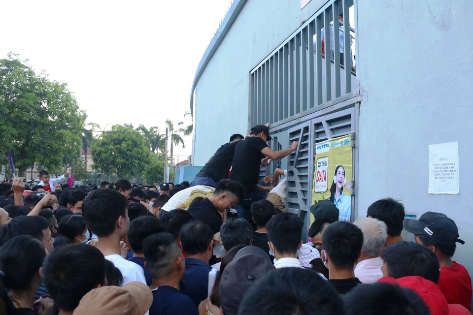 Hàng ngàn CĐV Hà Tĩnh bức xúc cầm vé trên tay không được vào sân - 3