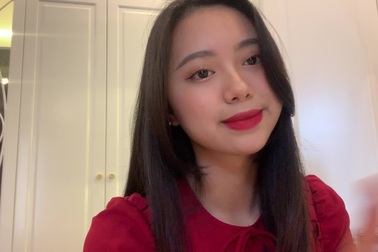 Hoa khôi ĐH Thương mại chúc Tết độc giả Dân trí