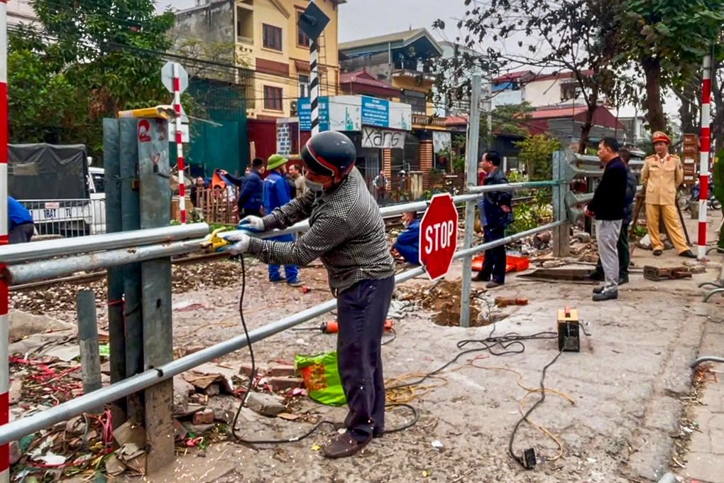 Hà Nội đóng 4 lối đi tự mở sau vụ người đi xe máy bị tàu tông tử vong - 1