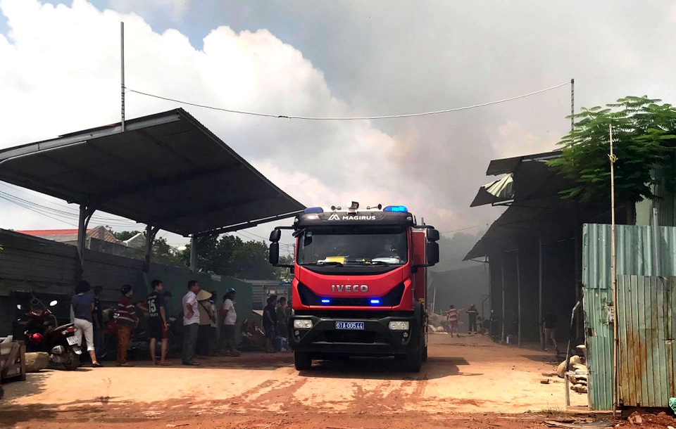 Vựa ve chai rộng 2.000m2 bốc cháy dữ dội, “bà hoả” đe dọa cả khu dân cư - 3
