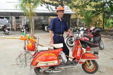 Người đàn ông “lộn xộn” cả cuộc đời vì chế xe cứu hỏa mini