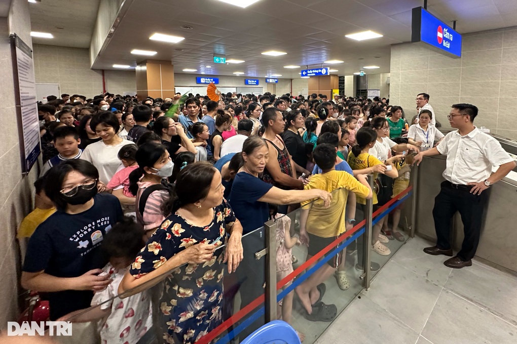 Cảnh đoàn người xếp hàng chen chúc trong đêm đi tàu điện miễn phí ở Hà Nội - 1 Cảnh đoàn người xếp hàng chen chúc trong đêm đi tàu điện miễn phí ở Hà Nội - 1