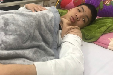 Con trai bị tai nạn nguy kịch, người cha nghèo sợ phải ôm con về chờ chết