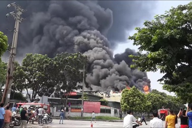 Hiện trường kho xưởng bị cháy gần trung tâm thương mại Aeon Mall Long Biên
