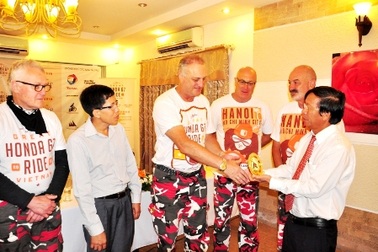 Hành trình xe máy cổ gây quỹ từ thiện cho bà mẹ và trẻ em Quảng Nam