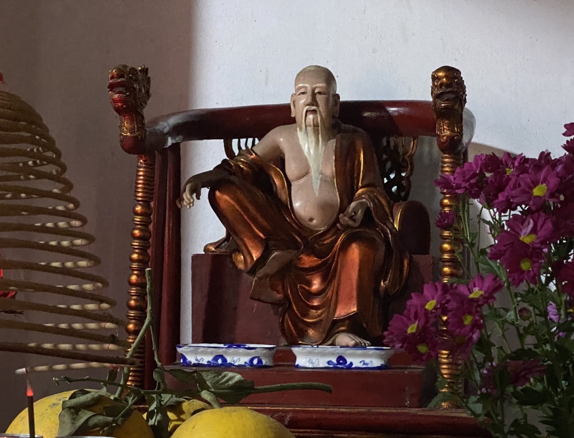 Khám phá bức tượng kỳ lạ biết đứng lên, ngồi xuống trong ngôi miếu cổ - 6 Khám phá bức tượng kỳ lạ biết đứng lên, ngồi xuống trong ngôi miếu cổ - 6