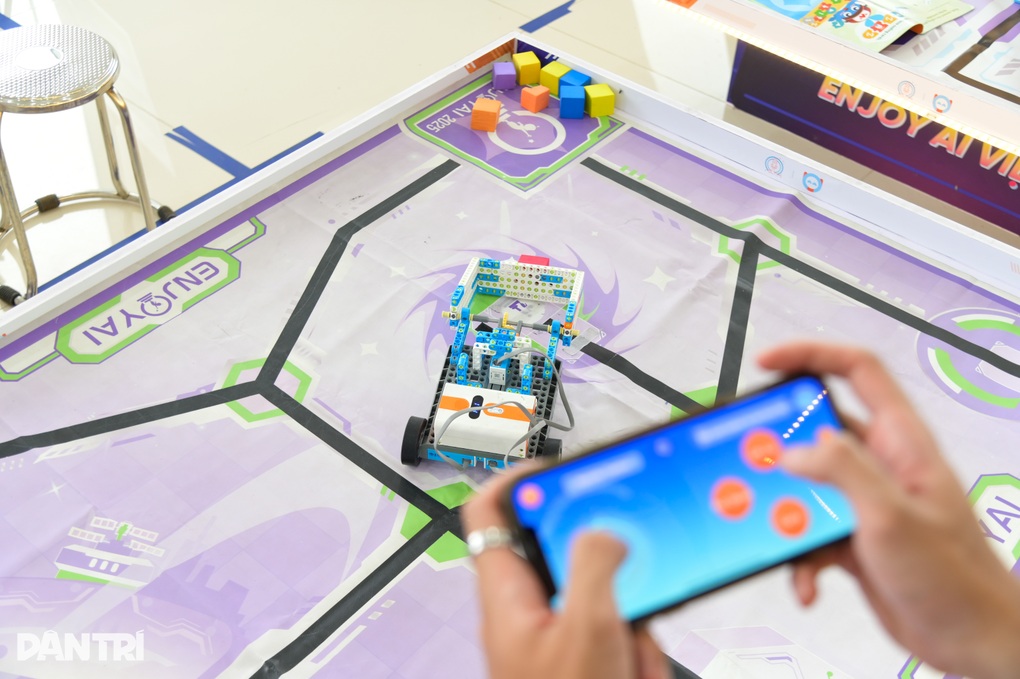 Trải nghiệm điều khiển drone, đấu robot tại triển lãm Đổi mới sáng tạo 2025 - 2