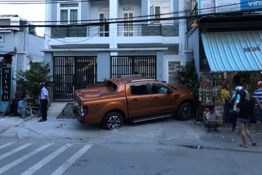 Ô tô bán tải gây tai nạn hàng loạt, 1 phụ nữ tử vong