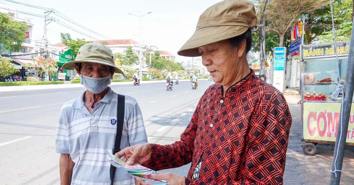 Vì sao cứ Tết là vé số ở miền Tây lại 