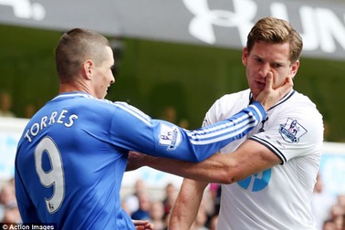 Torres thoát án treo giò 4 trận vì cào mặt đối phương