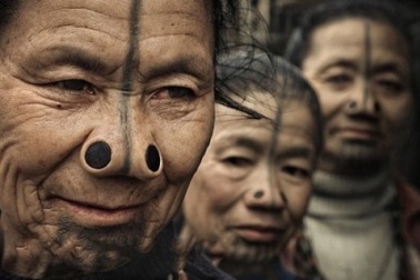 Khám phá tộc người "làm đẹp" với hai chiếc lỗ kỳ dị trên mũi