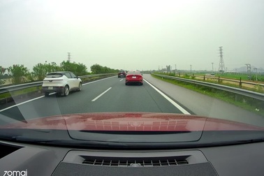 Ô tô phóng nhanh, lách vào khoảng hẹp để vượt trên cao tốc
