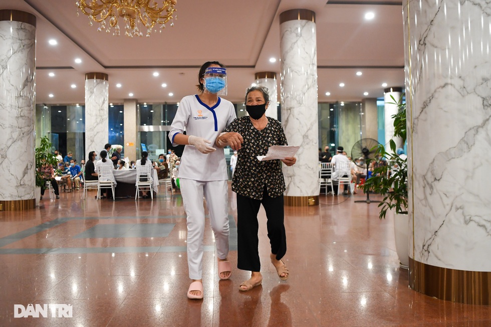 Toàn cảnh chiến dịch thần tốc bao phủ vắc xin Covid-19 tại Hà Nội - 5 Toàn cảnh chiến dịch thần tốc bao phủ vắc xin Covid-19 tại Hà Nội - 5