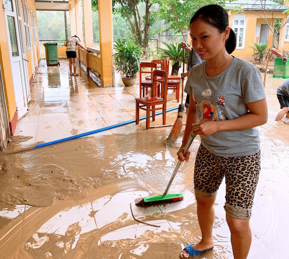 Thừa Thiên Huế: Gác việc nhà, thầy cô giáo lên dọn trường sau lũ - 3 Thừa Thiên Huế: Gác việc nhà, thầy cô giáo lên dọn trường sau lũ - 3