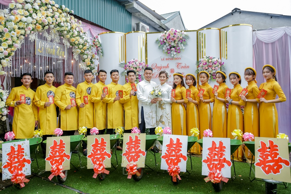 Dàn xe cút kít trong đám hỏi ở Thái Nguyên gây bão cộng đồng mạng - 4 Dàn xe cút kít trong đám hỏi ở Thái Nguyên gây bão cộng đồng mạng - 4