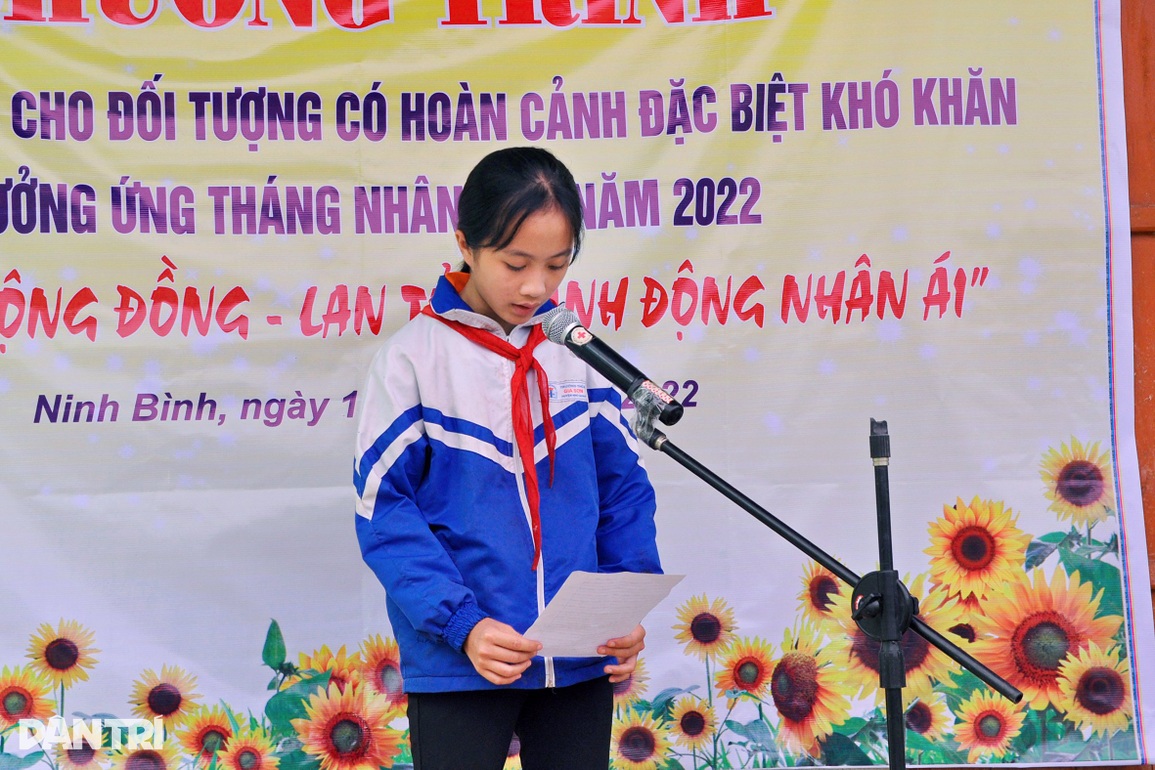 Hơn 200 triệu đồng trao tặng cô bé côi cút buồn bên bà nội già yếu - 4 Hơn 200 triệu đồng trao tặng cô bé côi cút buồn bên bà nội già yếu - 4