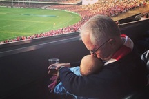 Ảnh Thủ tướng Australia bế cháu gây tranh cãi