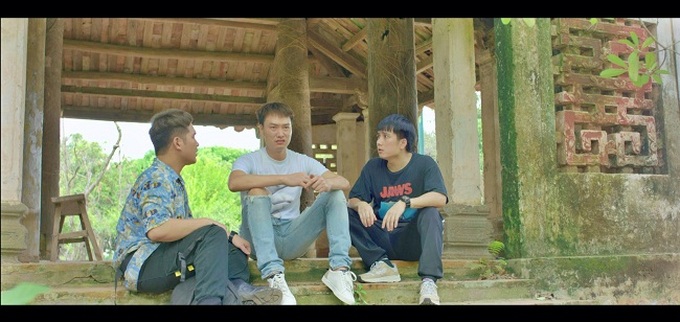 “Lối về miền hoa” xoay quanh ba thanh niên trẻ tuổi ở làng và quá trình trưởng thành của họ.