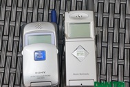 Cận cảnh 2 chiếc điện thoại cổ nghe nhạc đầu tiên trên thế giới
