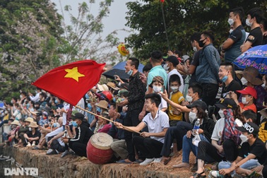 Hàng nghìn người vây kín hồ cổ vũ giải đua bơi chải vùng đất Tổ