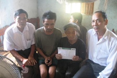 Quà nhân ái đến với "hai chị em có cha mù, mẹ ngớ ngẩn"