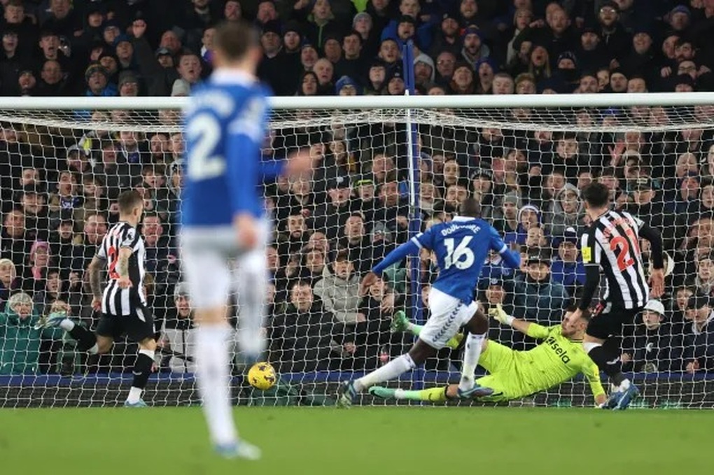 Tottenham không thắng 5 trận liên tiếp, Everton bất ngờ thắng đậm Newcastle - 3