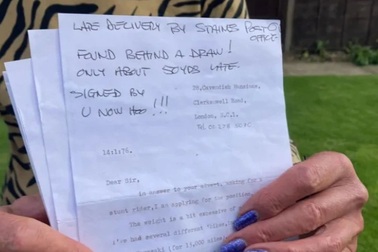 Gửi đơn xin việc, nữ ứng viên nhận thư mời phỏng vấn sau... 48 năm