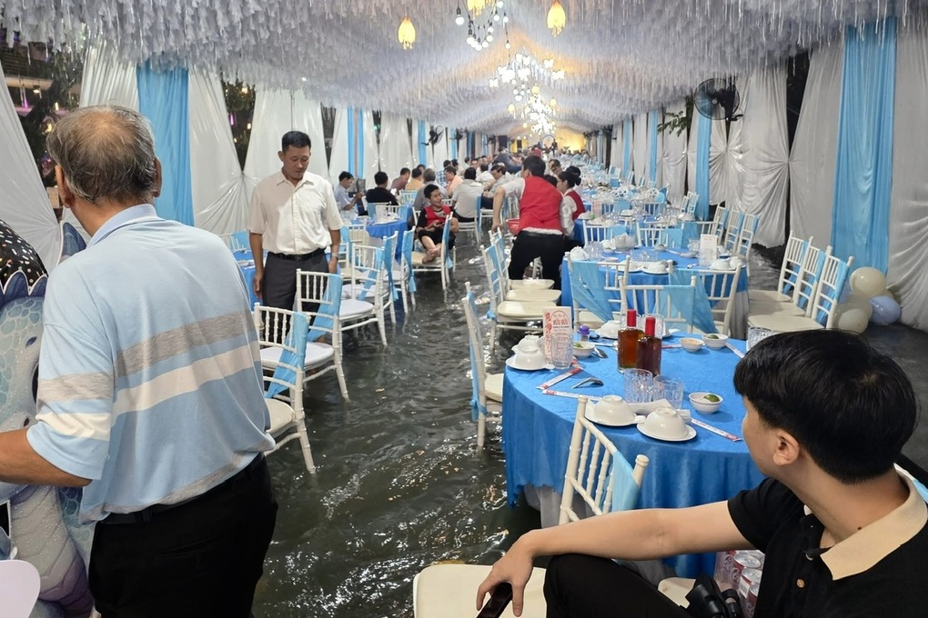 Nhiều người lội nước dự tiệc sau cơn mưa lớn ở TPHCM - 1