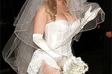 Mariah Carey cũng “điên đầu” vì trang phục Halloween