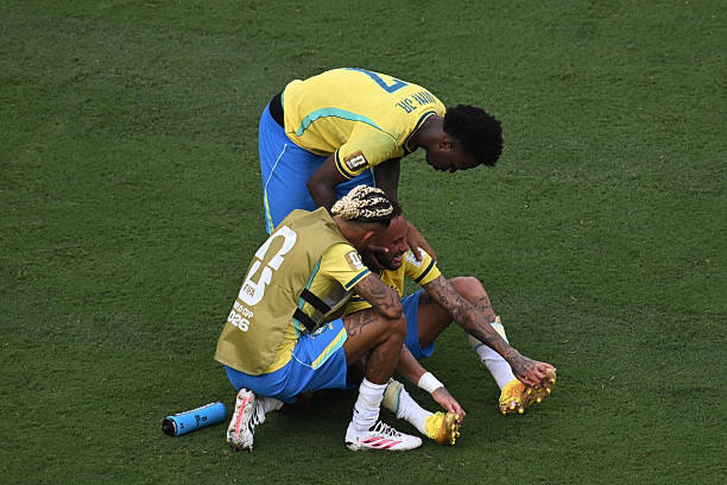 Neymar khóc nức nở, giã từ đội tuyển ngày Brazil bị loại ở World Cup - 2 Neymar khóc nức nở, giã từ đội tuyển ngày Brazil bị loại ở World Cup - 2