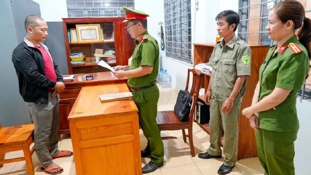 Cha dượng và mẹ ruột đánh đập bé gái thương tích 24% - 1 Cha dượng và mẹ ruột đánh đập bé gái thương tích 24% - 1