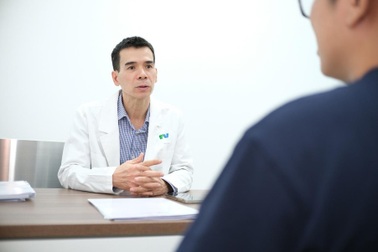 Bác sĩ FV mổ ung thư thực quản và dạ dày cùng lúc bằng robot