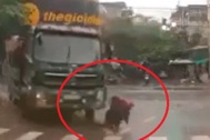 Phản ứng cực nhanh, nam thanh niên thoát chết đầy may mắn dưới bánh xe ben