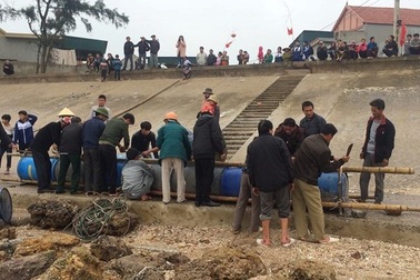 Tàu cá va dãy đá ngầm được giải cứu như thế nào?