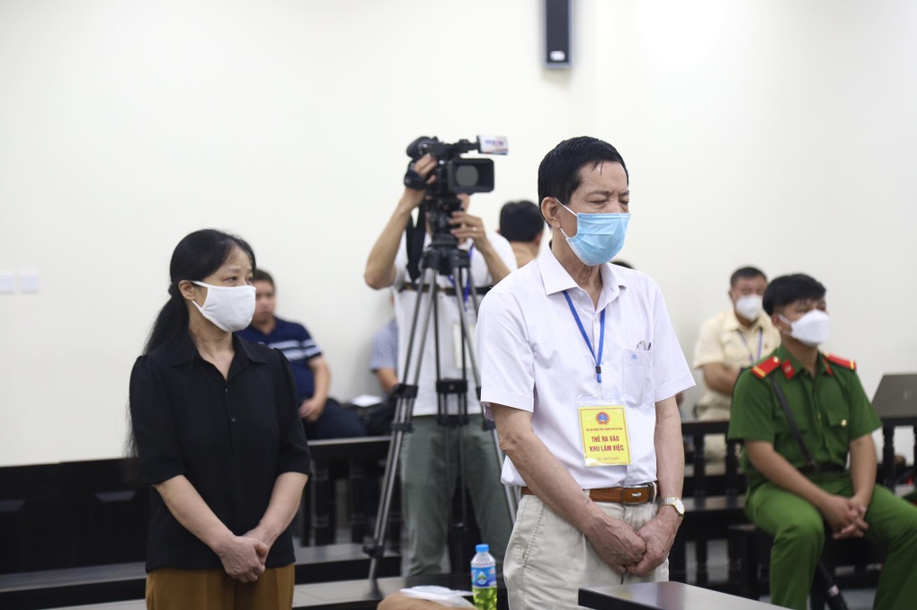 2 cựu giảng viên Đại học Sư phạm Hà Nội hầu tòa vụ lộ đề thi - 1 2 cựu giảng viên Đại học Sư phạm Hà Nội hầu tòa vụ lộ đề thi - 1