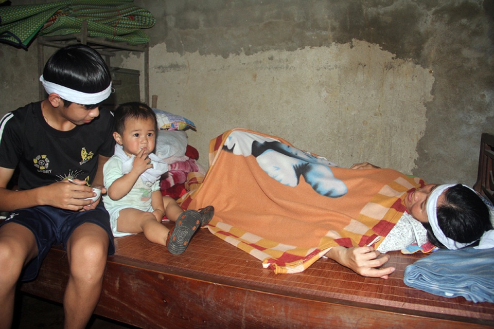 Thương lắm cậu bé mồ côi cha gồng mình cứu đôi mắt của mẹ - 3 Thương lắm cậu bé mồ côi cha gồng mình cứu đôi mắt của mẹ - 3