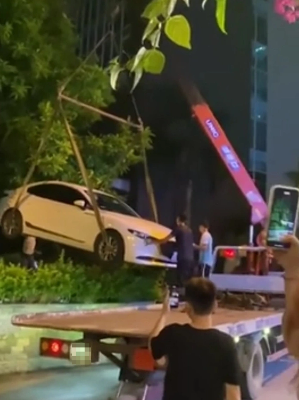 Chủ nhà thuê xe cẩu giấu ô tô lạ đỗ chắn trước cửa nhà - 1 Chủ nhà thuê xe cẩu giấu ô tô lạ đỗ chắn trước cửa nhà - 1