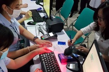 Thanh toán viện phí không dùng tiền mặt, người bệnh chưa kịp thích nghi