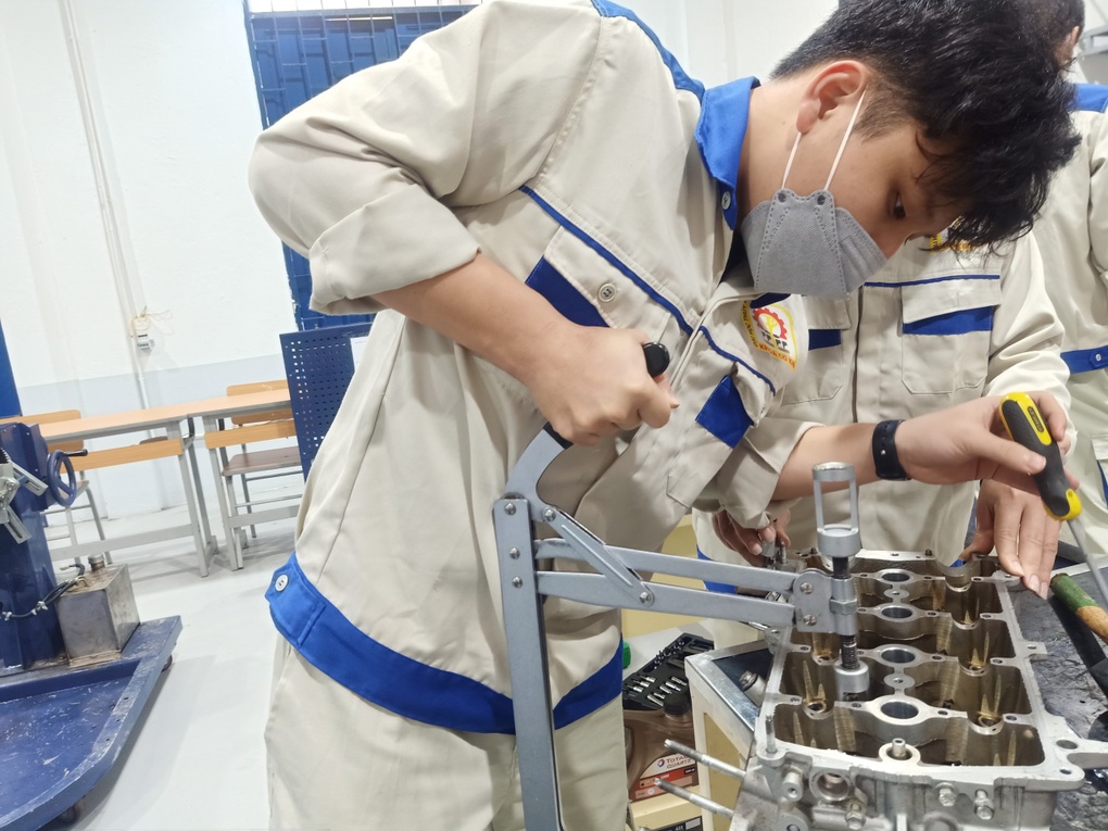 Khát nguồn nhân lực chất lượng cao, doanh nghiệp cạnh tranh khốc liệt - 4 Khát nguồn nhân lực chất lượng cao, doanh nghiệp cạnh tranh khốc liệt - 4