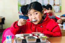 Phụ huynh lo ngay ngáy về bữa ăn bán trú trường học