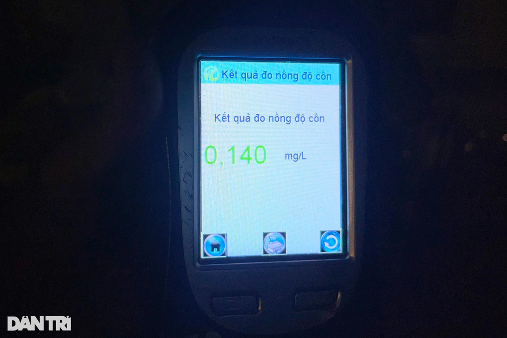 Bị kiểm tra độ cồn, tài xế chây ỳ không chấp hành vì nhà gần đây - 4 Bị kiểm tra độ cồn, tài xế chây ỳ không chấp hành vì nhà gần đây - 4