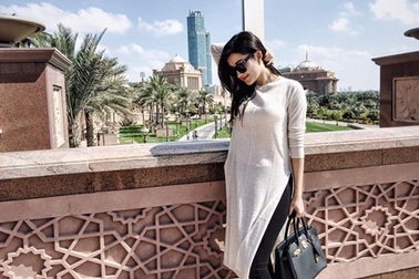 Á hậu Huyền My trải nghiệm cuộc sống đế vương, ăn bánh dát vàng