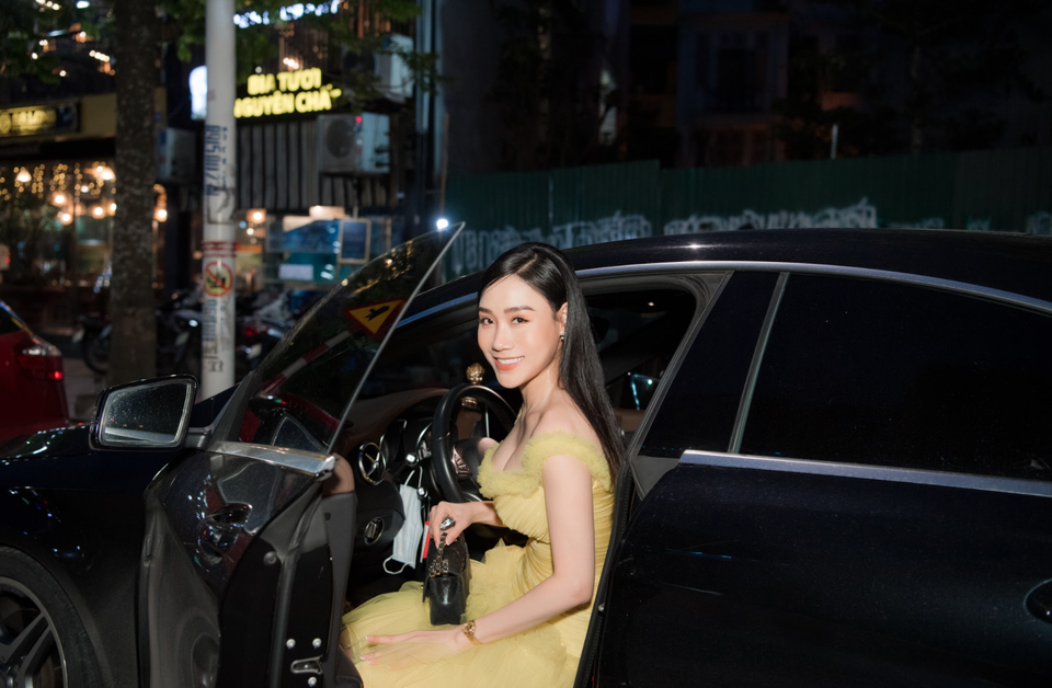 Diễn viên Thu Trang, Dương Thùy Linh đọ sắc cùng NTK Thu Yến - 9 Diễn viên Thu Trang, Dương Thùy Linh đọ sắc cùng NTK Thu Yến - 9