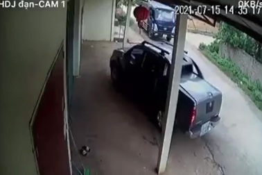 Nữ tài xế lái bán tải tông vào cột nhà bên đường